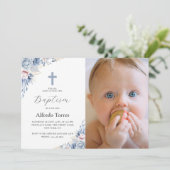 水彩ほこりっぽいブルーフローラベビー写真バプテスマ 招待状 (スタンド正面)