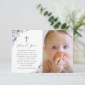 水彩ほこりっぽいベビーブルーフローラ写真バプテスマ サンキューカード (スタンド正面)