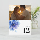 水彩ほこりっぽい青いフローラフォトテーブル番号 招待状 (スタンド正面)