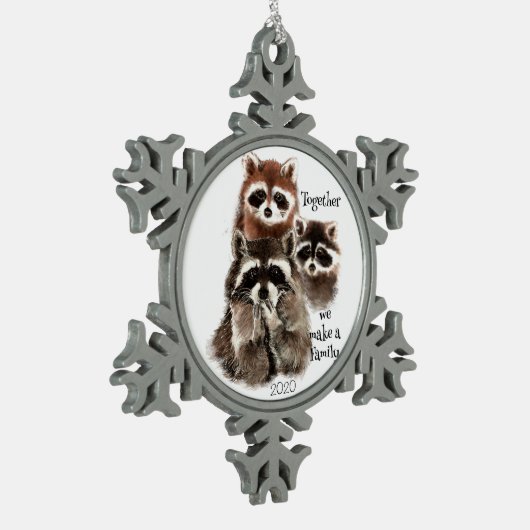 水彩アライグマ私たちは家族の引用文を作る スノーフレークピューターオーナメント (左)