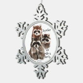 水彩アライグマ私たちは家族の引用文を作る スノーフレークピューターオーナメント (右)