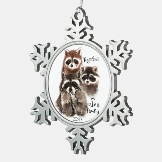 水彩アライグマ私たちは家族の引用文を作る スノーフレークピューターオーナメント (右)