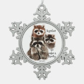 水彩アライグマ私たちは家族の引用文を作る スノーフレークピューターオーナメント (正面)