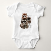 水彩アライグマ私たちは家族の引用文を作る ベビーボディスーツ (正面)