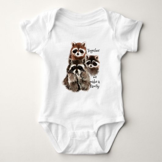 水彩アライグマ私たちは家族の引用文を作る ベビーボディスーツ (正面)