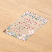 水彩ウサギとピンクの花ベビーシャワー アクリル招待状 (レイダウン)