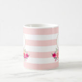 水彩エレガントフローラモノグラムonピンクストライプ色 コーヒーマグカップ (中央)