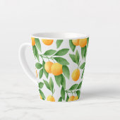 水彩オレンジまたはミカンのパターン カフェラテマグ (左アングル)