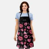 水彩キスとハート モノグラムの エプロン (着用した状態)