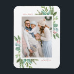 水彩クリスマスの葉フレームホリデーフォト マグネット<br><div class="desc">ハッピーホリデー！この緑のホリデーマグネットと家族や友人に休日の願いを送信する。ホリー、マツ、ユーカリの水彩イラストレーションとクラシックタイポグラフィの常緑樹を特徴とする。写真を特集し、名前お気に入りのとメッセージを追加してパーソナライズ。一致するアイテムが使用可能。</div>