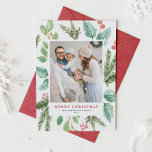 水彩クリスマスリーフとホリーフレーム写真 シーズンカード<br><div class="desc">ハッピーホリデー！この緑のホリデーフラットカードで家族や友人に休日の願いを送信する。ホリー、マツ、ユーカリの水彩イラストレーションとクラシックタイポグラフィの常緑樹を特徴とする。写真を特集し、名前お気に入りのとメッセージを追加してパーソナライズ。一致するアイテムが使用可能。</div>