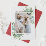 水彩クリスマス紅葉フレームフォト シーズンカード<br><div class="desc">ハッピーホリデー！この緑のホリデーフラットカードで家族や友人に休日の願いを送信する。ホリー、マツ、ユーカリの水彩イラストレーションとクラシックタイポグラフィの常緑樹を特徴とする。写真を特集し、名前お気に入りのとメッセージを追加してパーソナライズ。一致するアイテムが使用可能。</div>