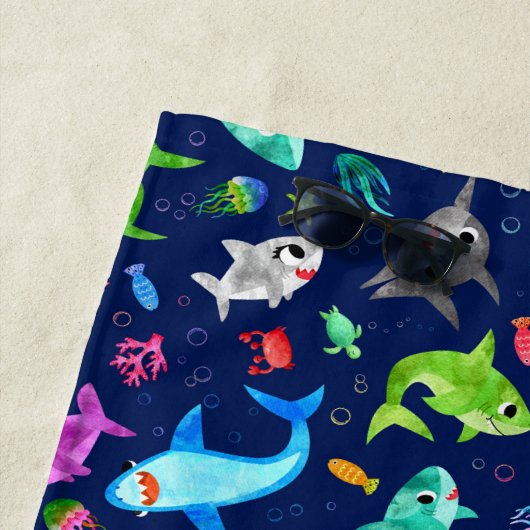 水彩シャークファミリー愛パーソナライズされたらしい ビーチタオル (インサイチュ)