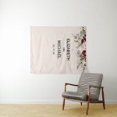 水彩ソフトな桜色とバーガンディの花のウェディング タペストリー (インサイチュ(横))