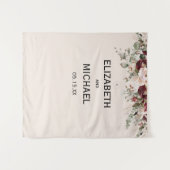 水彩ソフトな桜色とバーガンディの花のウェディング タペストリー (正面(横))