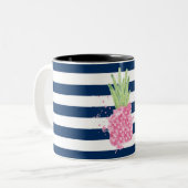 水彩タッチのトロピカルパイナップル ネイビーブルーのストライプ柄 ツートーンマグカップ (正面左)