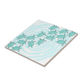 水彩ティール(緑がかった色)シータートルズオン渦巻形のストライプ タイル (側面)