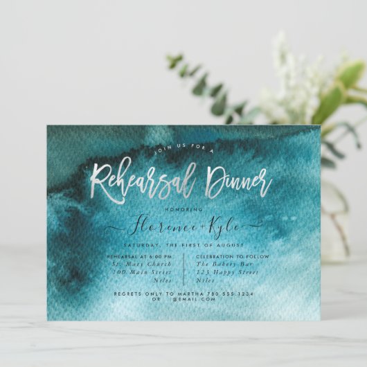 水彩ティール(緑がかった色)ブルー+シルバーフェイクリハーサルディナー 招待状 (スタンド正面)