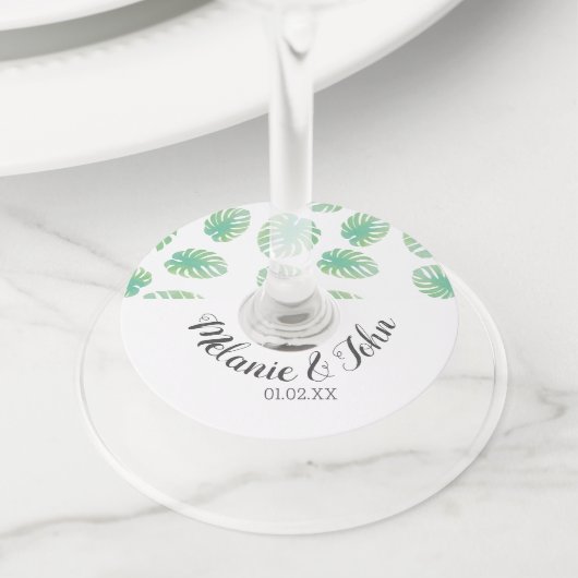 水彩トロピカルモンステラ葉 – カップル名 ワイングラスタグ (クローズアップ)