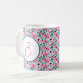 水彩ピンクとグリーンの花柄モノグラム コーヒーマグカップ (正面左)