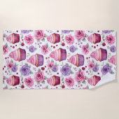 水彩ピンクと紫のカップケーキと花 ビーチタオル (正面)