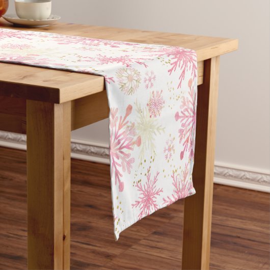 水彩ピンクと金ゴールドグリッター冬の雪片 ショートテーブルランナー (インサイチュ)