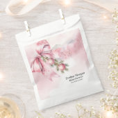 水彩ピンクのボウと飾り玉のベビーシャワー フェイバーバッグ (クリップ留めされた状態)