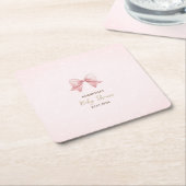 水彩ピンクの弓ドットベビーシャワー スクエアペーパーコースター (アングル)