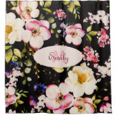 水彩ピンクイエローローズオンブラック、モノグラム シャワーカーテン (正面)