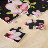 水彩ピンクイエローローズオンブラック、モノグラム ジグソーパズル (側面)