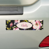 水彩ピンクイエローローズオンブラック、モノグラム バンパーステッカー (車上)