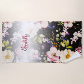 水彩ピンクイエローローズオンブラック、モノグラム ビーチタオル (正面)