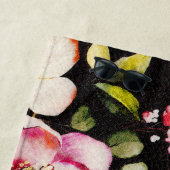 水彩ピンクイエローローズオンブラック、モノグラム ビーチタオル (インサイチュ)