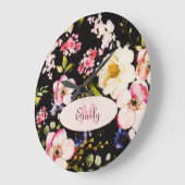 水彩ピンクイエローローズオンブラック、モノグラム ラージ壁時計 (傾斜)