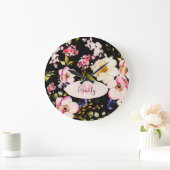 水彩ピンクイエローローズオンブラック、モノグラム ラージ壁時計 (ホーム)