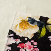 水彩ピンクイエローローズブラック背景 ビーチタオル (インサイチュ)