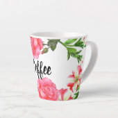 水彩ピンクガーデンフラワーズリースデザイン カフェラテマグ (右アングル)