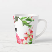 水彩ピンクガーデンフラワーズリースデザイン カフェラテマグ (右)