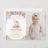 水彩ピンクフローラいくつかのバニー誕生日写真 招待状 (正面)