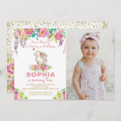 水彩ピンクフローラいくつかのバニー誕生日写真 招待状 (正面/裏面)