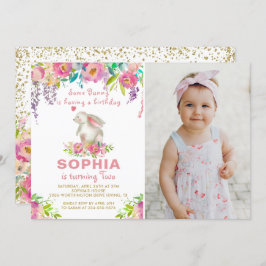 水彩ピンクフローラいくつかのバニー誕生日写真 招待状