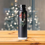 水彩フローラクリスマスポインセチア ウォーターボトル<br><div class="desc">水パーソナライズされた色のフローラブーケの上にポイン赤と白セチアと赤い果実で名前。</div>