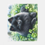 水彩ブラックポメラニア犬グリーンシャームロックフィールド フリースブランケット (正面)