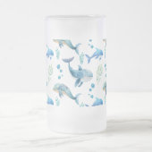 水彩ブルーホエールシームレスパターン フロストグラスビールジョッキ (中央)