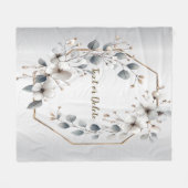 水彩ホワイトフラワーゴールデンフレームシルバーティール(緑がかった色) フリースブランケット (正面(横))