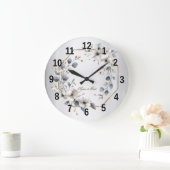 水彩ホワイトフラワーゴールデンフレームシルバーティール(緑がかった色) ラージ壁時計 (ホーム)