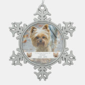水彩ヨークシャーテリアとフローラリースメモリアル スノーフレークピューターオーナメント (正面)