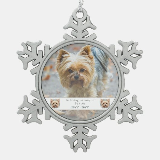 水彩ヨークシャーテリアとフローラリースメモリアル スノーフレークピューターオーナメント (正面)