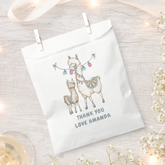 水彩ラマをテーマにしたベビーシャワー フェイバーバッグ (クリップ留めされた状態)