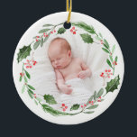 水彩リースベビーの初めてのクリスマス写真 セラミックオーナメント<br><div class="desc">このパーソナライズされたベビーの初めてのクリスマスフォトオーナメントでクリスマスツリーにアクセントを追加。緑、ホリー、ベリーの水彩イラストを備えている。写真、名前、日付を追加してパーソナライズ。この休日の写真のリースオーナメントもクリスマスプレゼントとして完璧である。</div>